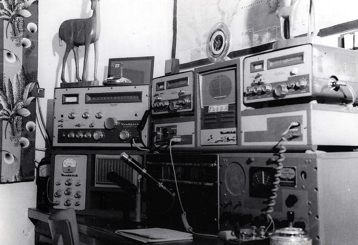 Répéteurs De Réseau De Télécommunication, Station De Base  Émetteur-récepteur. Émetteur Et Répéteur D'antenne De Communication Sans  Fil De Tour. Tour De Télécommunication Avec Antennes. Tour De  Télécommunication De Téléphone Portable. Banque D'Images